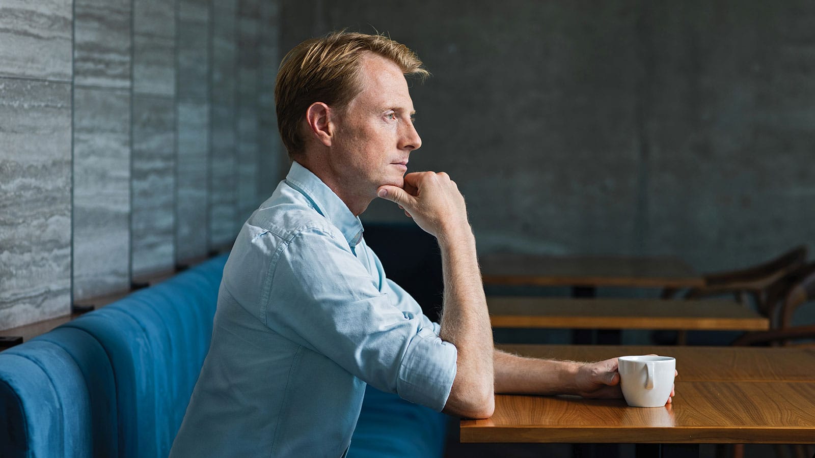 Georg sitting at a table | Phrase